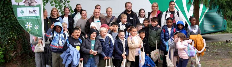 Gruppenbild Kinder vor Werderbus