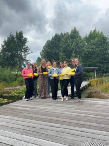 Bio-Brotbox-Aktion 2026: Teambild mit am Steg mit einem Teich im Hintergrund.
